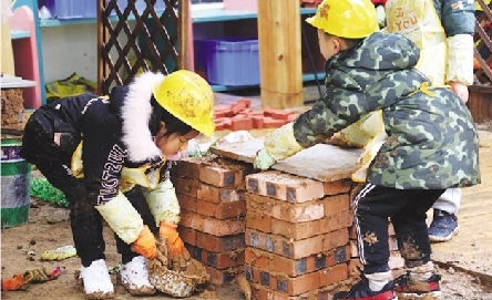 管城区花溪路幼儿园的劳动课上，孩子们搬砖、和泥、垒灶台，忙得不亦乐乎