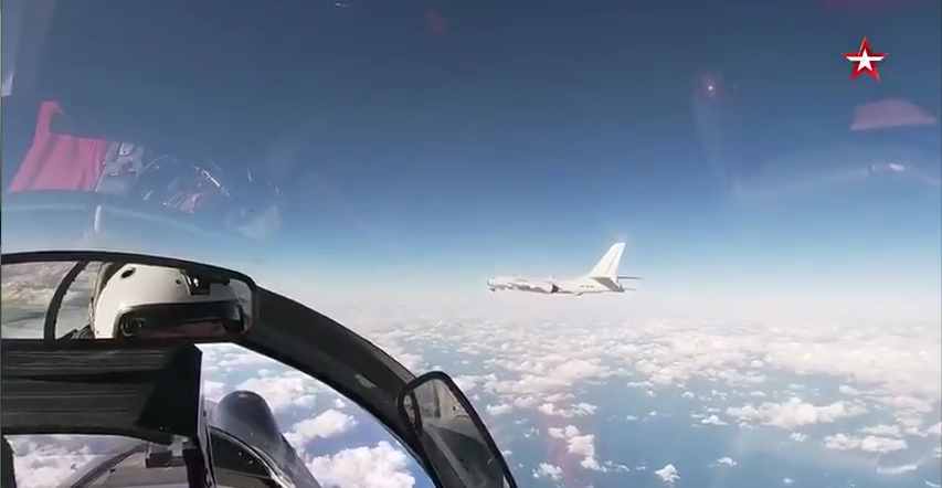 俄罗斯公布视频显示，苏-35战斗机为中俄两军轰炸机编队进行护航。