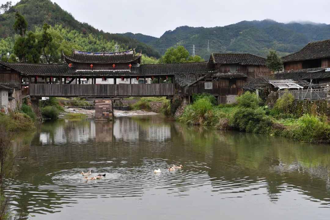 【永庆桥】位于泰顺县三魁镇,为伸臂木平廊桥,建于清嘉庆二年(1797)