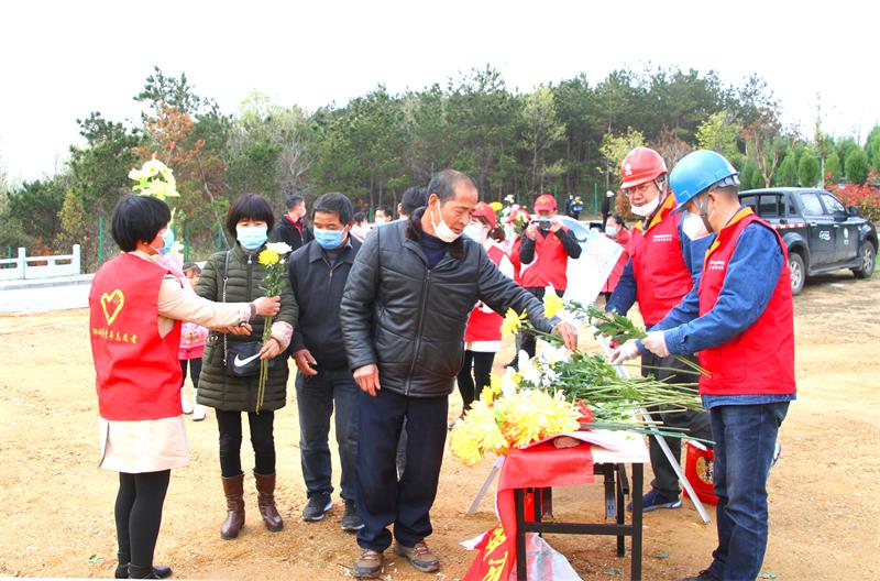 图为今年清明节期间,桐城供电公司志愿者在八台山公墓为扫墓群众发放