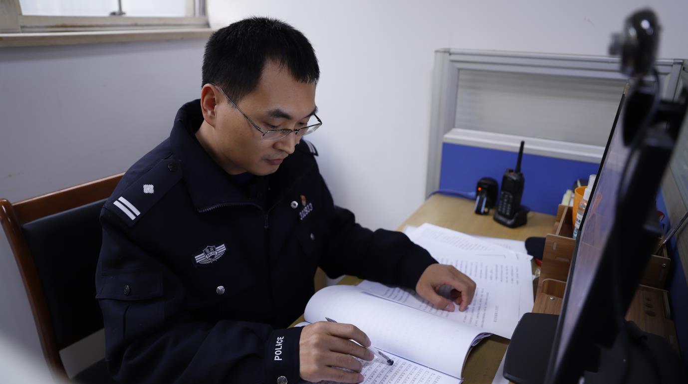 郭瑞昌在研究受害者口供