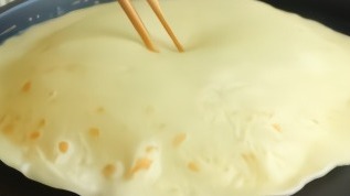 鸡蛋灌饼，鼓泡柔软的诀窍都在这，一包一擀，简单一做就能成功