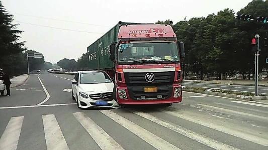 小车司机在高速上倒车占据快慢两车道逼停半挂货车