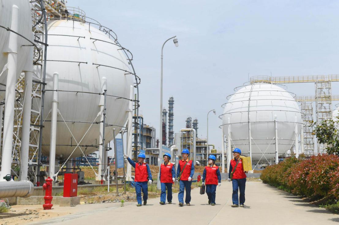 国网滁州供电公司“红马甲”党员服务队队员在安徽省中联能源有限公司对电力设施进行安全检查。 （宋卫星 摄）