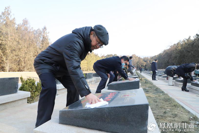 兰州大学教育部思想政治工作创新发展中心主任王学俭（左一）和大家一起为烈士扫墓 兰州大学供图