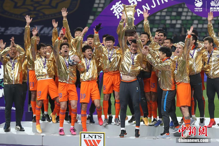 鲁能捧起足协杯演绎苦尽甘来夺冠是荣耀亦是告别