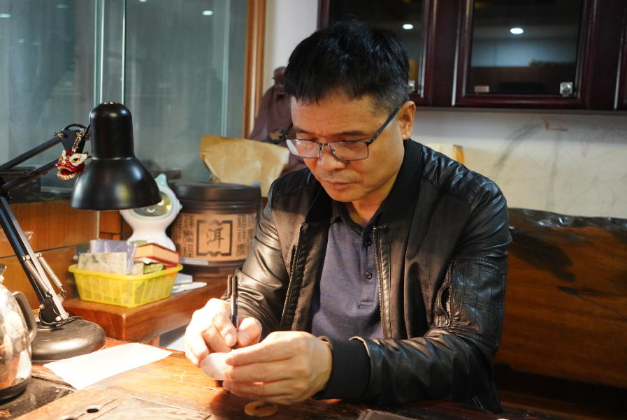 在本次大师工作室开放日中,小镇邀请市民们前往平洲玉雕匠人陈义及