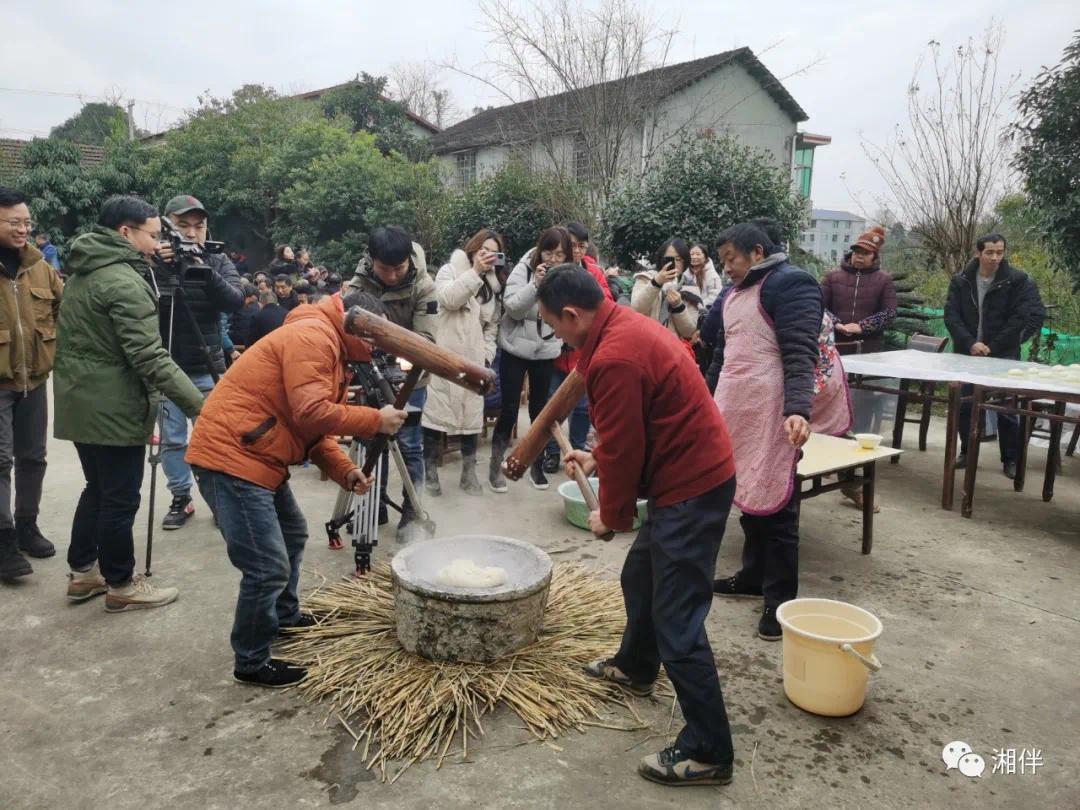 （张家界桑植县醴源镇西界村“屋场会”结束后，村民们打起了糍粑。 谢德才 摄）