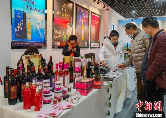 12月26日，2020年甘肃省优质农特产品展示展销暨促消费活动启动在甘肃省白银市会宁县启动。刘玉桃 摄