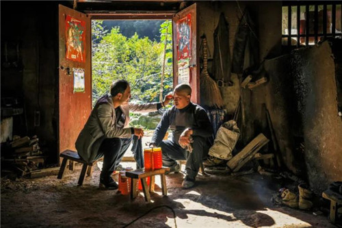 在西安市鄠邑区草堂镇西王寺村,区交通局帮扶干部王军昌入户看望贫困户,细心询问近况