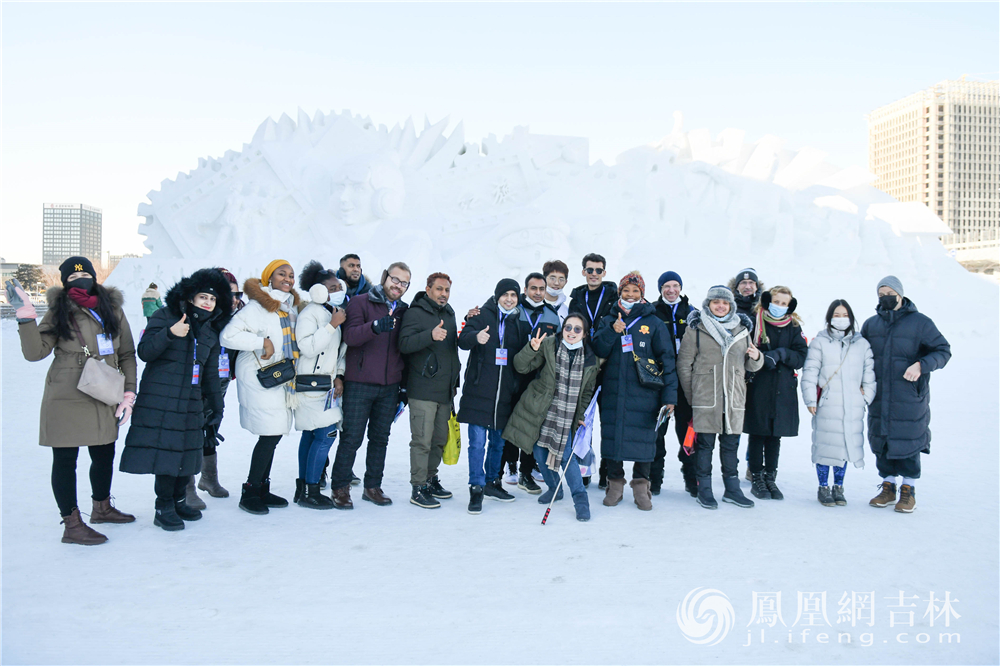 外籍友人在雪博会上参观游览。梁琪佳摄
