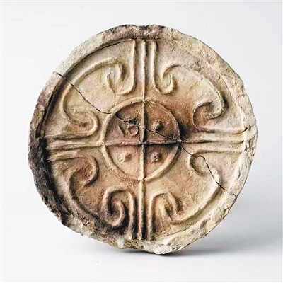 遗址中出土的“公”字云纹瓦当。（西安市文物局供图）