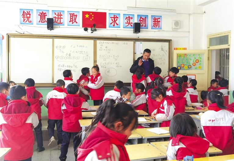 董天遣课后和学生交流