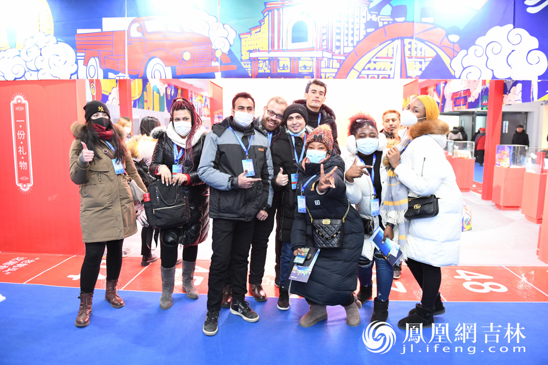 外籍友人参加吉林雪博会。梁琪佳摄