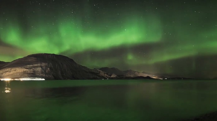 挪威上空的极光与闪电