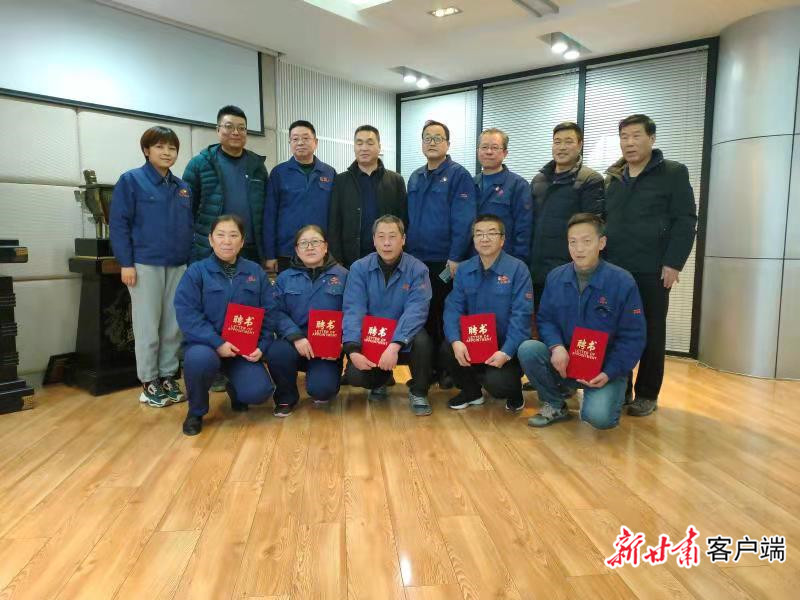 安琪等五位专家（前排）与校企双方领导合影（天水锻压集团供图）