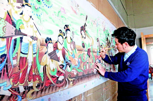 艺术工作者在敦煌小镇鸣沙书院临摹敦煌壁画 张晓亮 摄