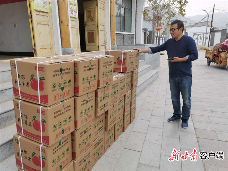 邮政工作人员清点代寄苹果