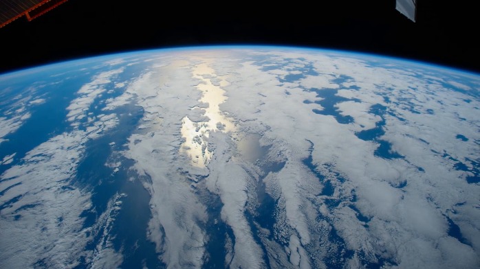 国际空间站上，从太空看去的地球，只有海洋与白云