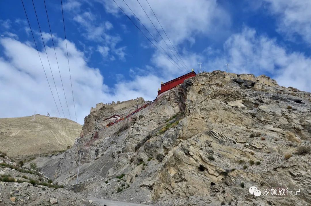 建在山上的顿尼林寺