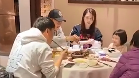 洪欣张丹峰离婚传闻后首次同框 一家人聚餐其乐融融