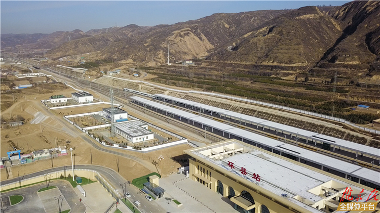 列车在环县站停靠列车驶向甜水堡站和谐号进入环县一号隧道列车在环县