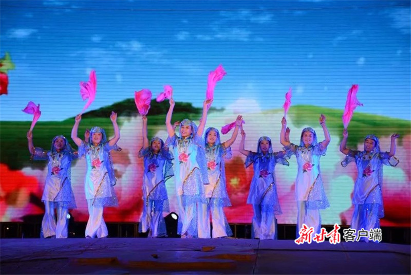 演出舞蹈《花儿与少年》（资料照片）