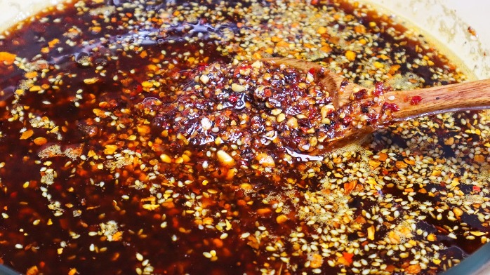 做辣椒油时，不要直接泼热油，多做一步，辣椒油才香！
