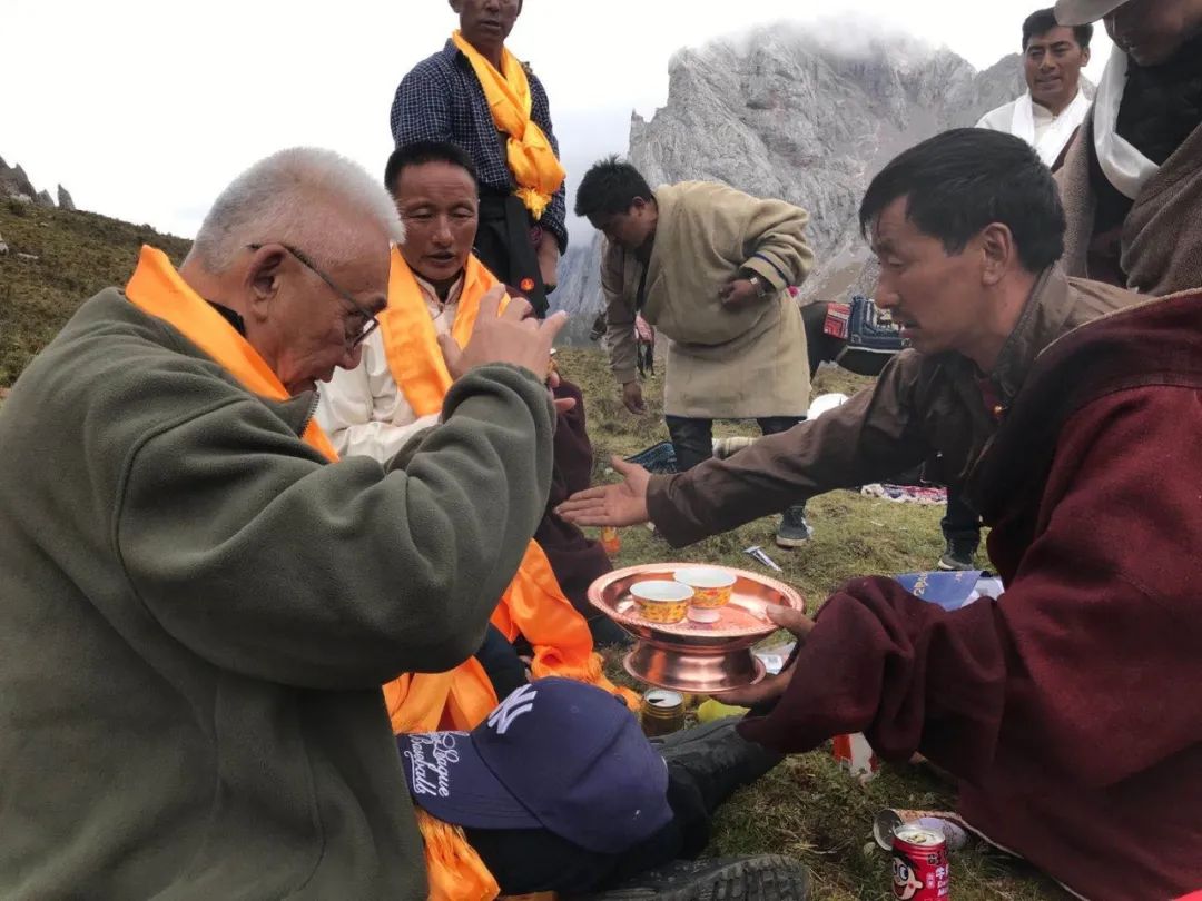 杨正(左一)后记我因为lonely planet调研《甘肃和宁夏》一书,在卓尼