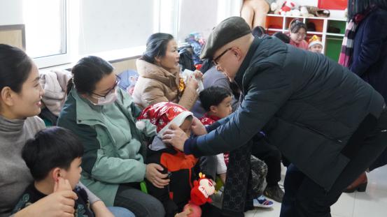 市南区新阶层班子成员为孩子送上圣诞礼物