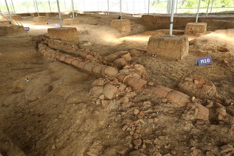 印信台遗址里,大量陶缸口底相接、套在一起