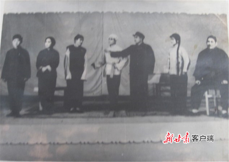 演员排练现代戏《梁秋燕》（资料照片）