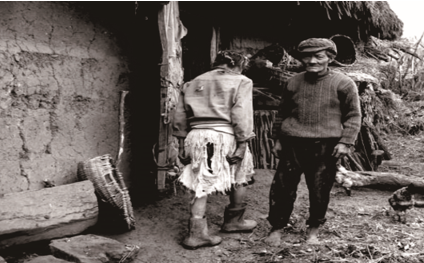 图:曾经衣衫褴褛的村民