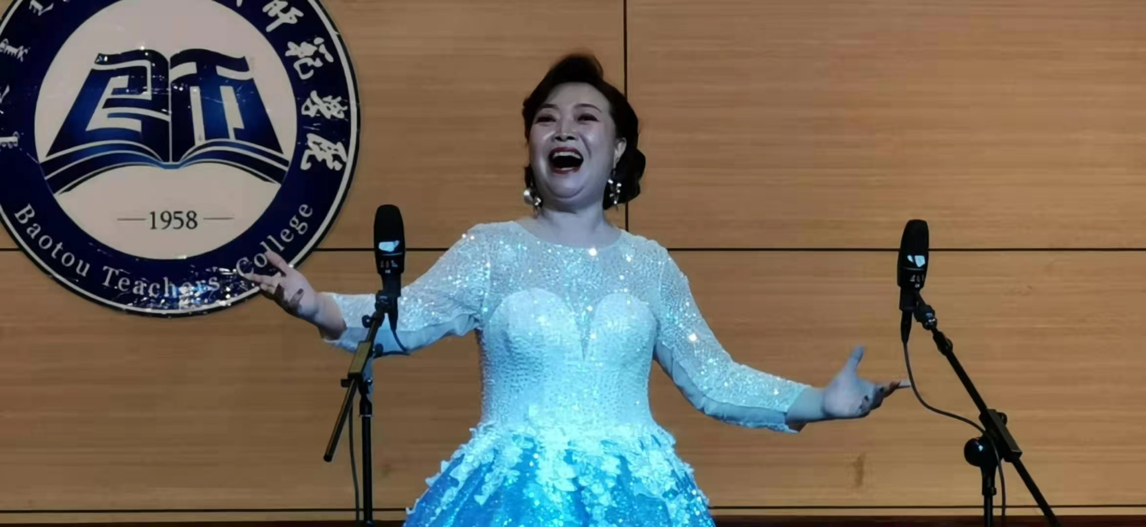 草原夜莺抒情花腔女高音歌唱家李凤华