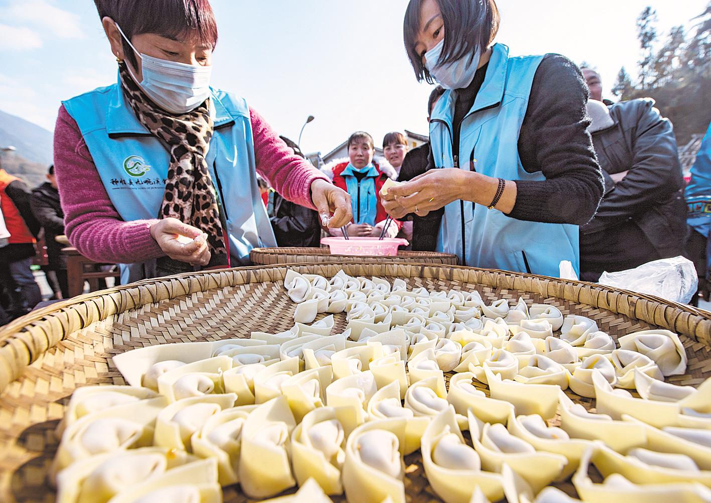 冬至?xí)r節(jié)好熱鬧 秭歸石柱村參加挑水、拔河、包餃子、猜謎語等豐富多彩的活動(dòng)(圖1)