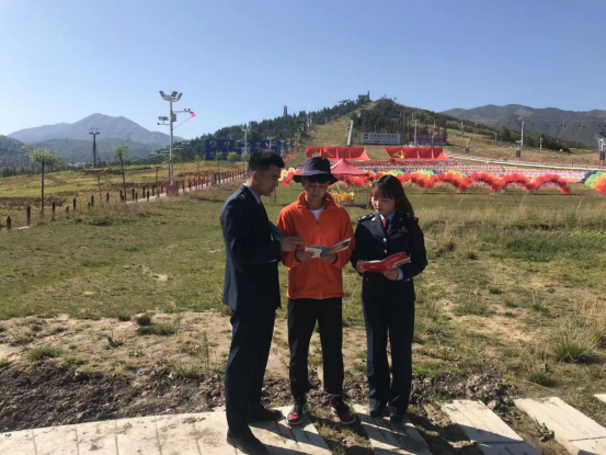 税务干部到法台山景区宣传税收优惠政策