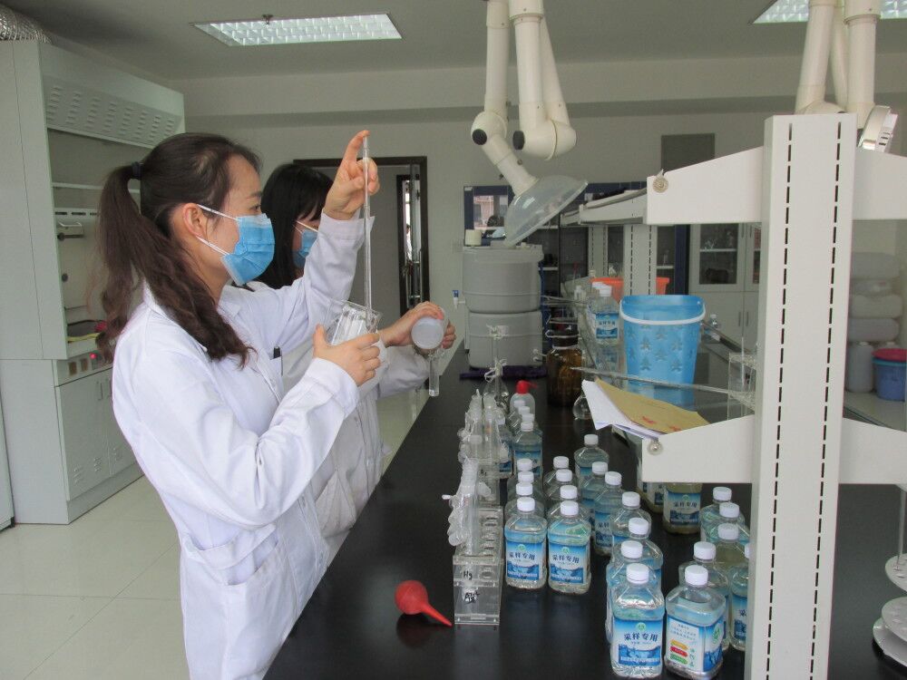 分析人员做样品试验分析(咸阳市环境监测站供图)