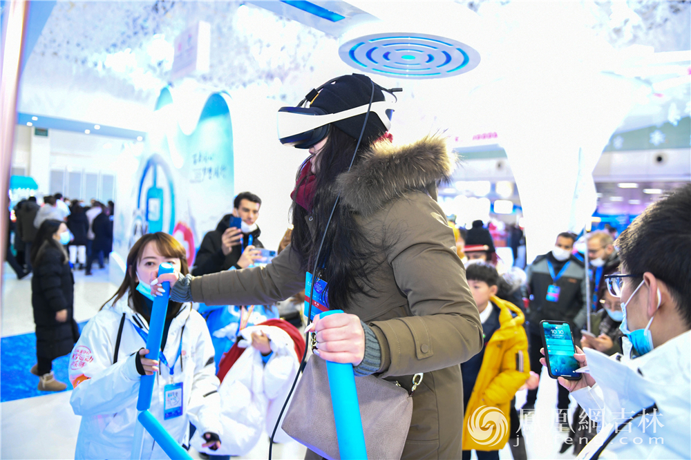 外籍友人体验VR滑雪。梁琪佳摄