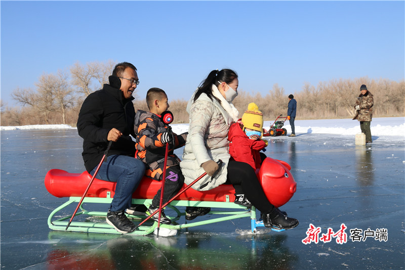 全家出动享受冰雪乐趣