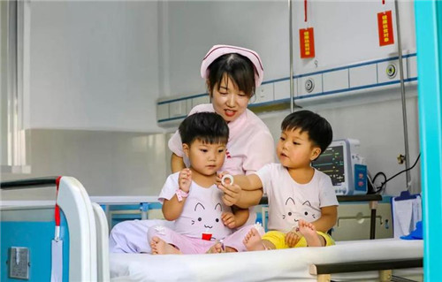 西安市周至县翠峰镇建档立卡贫困户双胞胎在周至县人民医院住院治疗