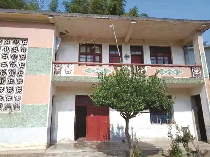 金江新村村民吴其强的房屋修缮前。章帝 摄