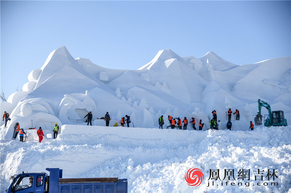 开幕式现场雪雕雕刻。梁琪佳摄