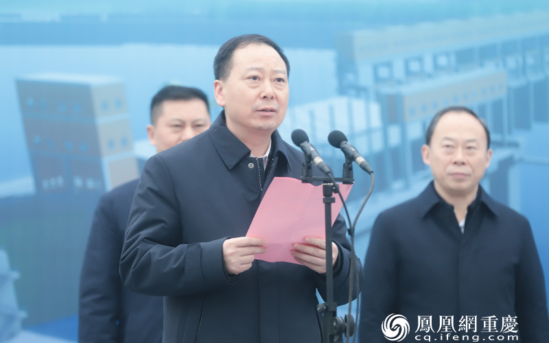 遂宁市委副书记、市长邓正权发言。