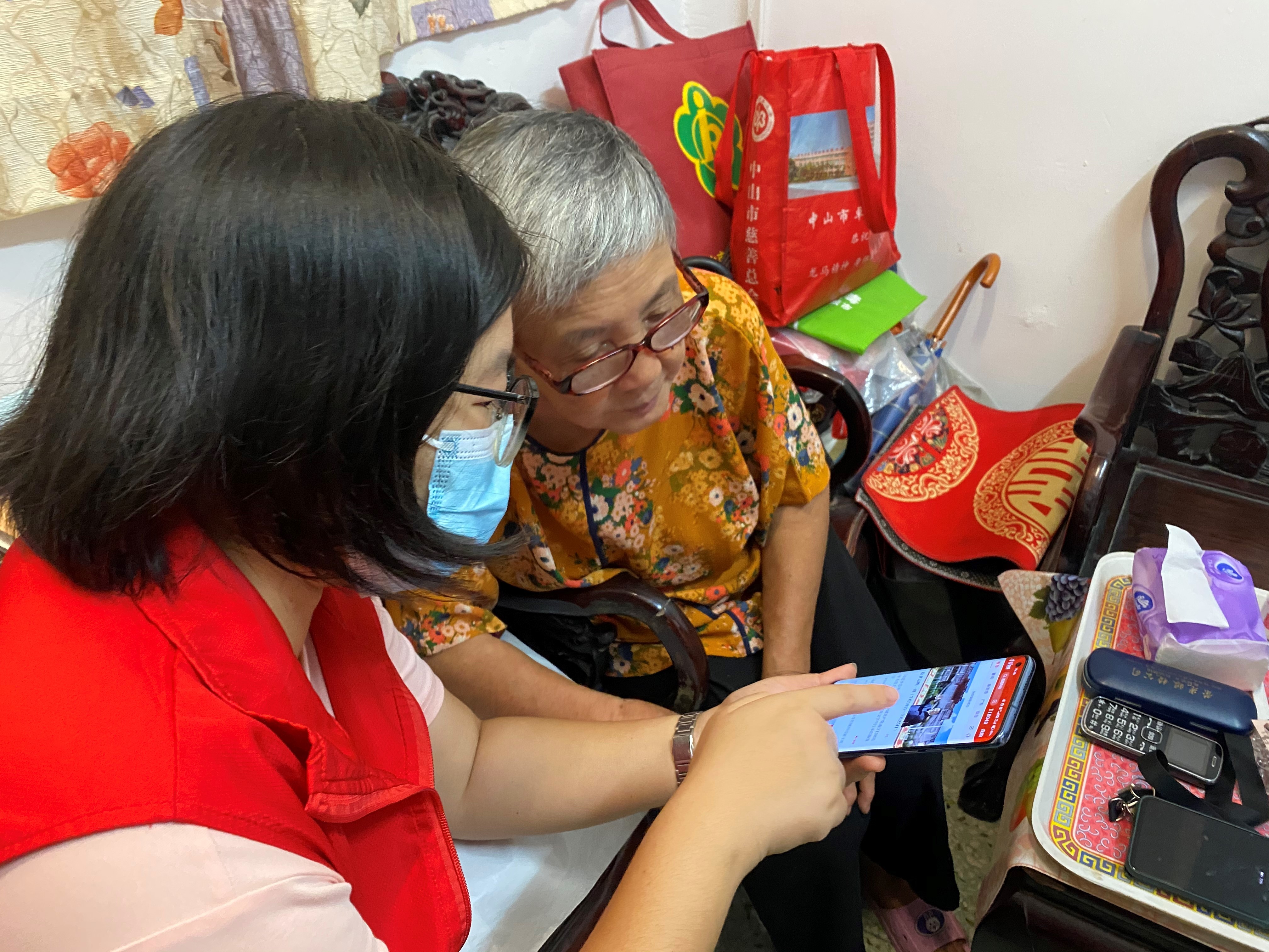 2021年7月，中山市东区街道办民政干部对散居特困老人开展入户核查。 通讯员供图