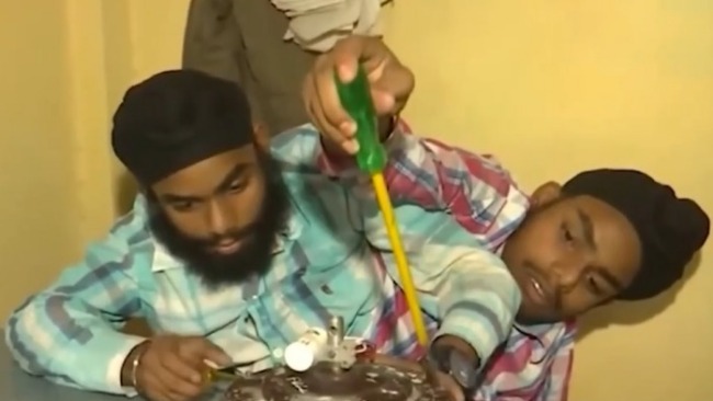 印度连体兄弟圆梦当电工 每人每月844元