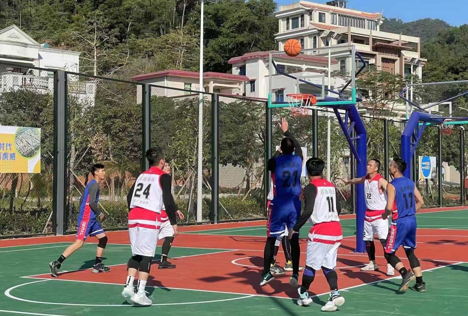 坦洲镇在铁炉山体育公园组织举办了足球、篮球、网球等体育联谊赛。
