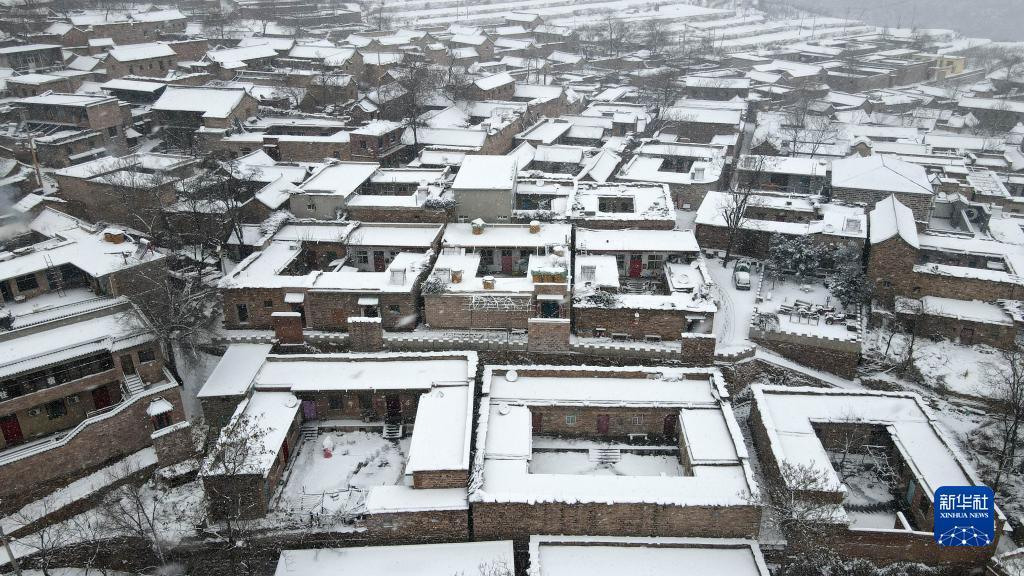 这是12月24日拍摄的王硇村雪景（无人机照片）。新华社发（田晓丽 摄）