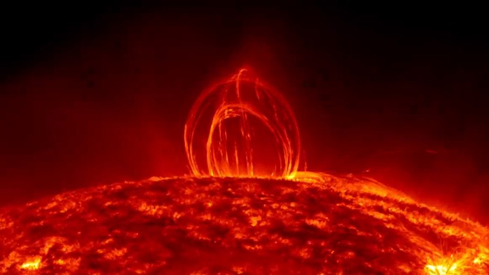 NASA：太阳上的超级日珥与地球大小的对比