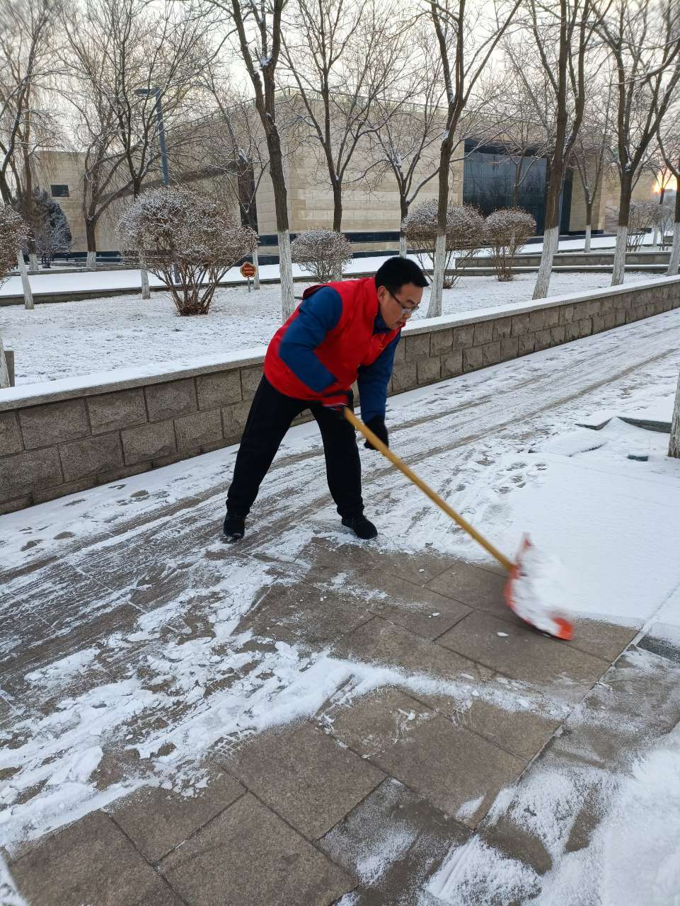 图为营销公司、动力厂、工程建设公司志愿者