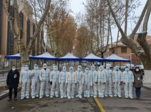 寒风中 他们在为我们志愿服务